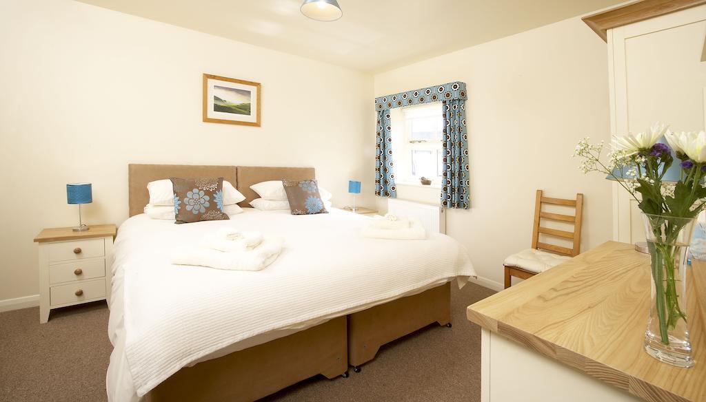 Wold Escapes, Highfield Farm Bed & Breakfast Driffield Room photo